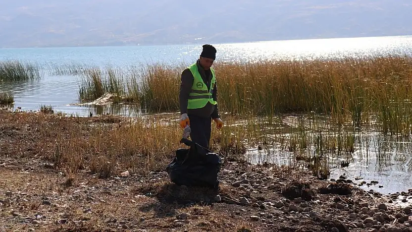 Hazar Gölü'nde Temizlik Çalışmaları Aralıksız Sürüyor