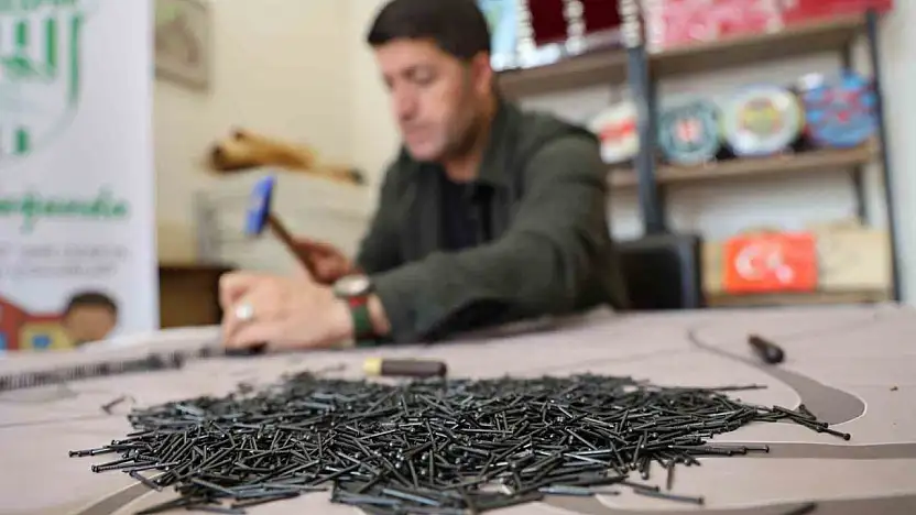 Hobisini sanata çevirerek Türkiye'nin en yetkin filografi ustalarından biri haline geldi ve 500'den fazla esere imza attı.