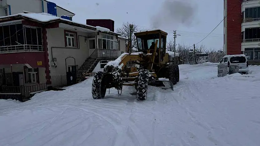 Karakoçan'da Karla Mücadelede Ekipler Sahada