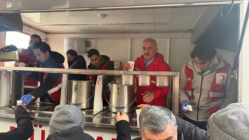 Kızılay Elazığ Şubesi'nden Cuma Namazı Çıkışı Gönülleri Isıtan İkram