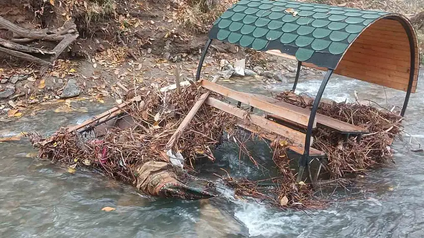Palu'da Teke Deresi taştı ve taşkın nedeniyle bazı banklar sürüklendi.